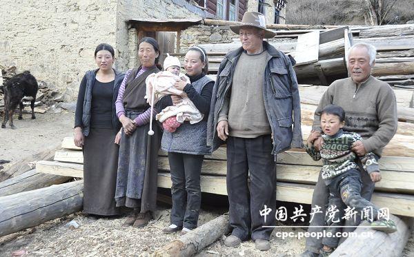 菊美多吉的家人合影（左起為妹妹、母親、妻子、女兒、父親、叔叔、兒子） （攝影 李晨陽）