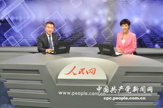 中国延安干部学院常务副院长陈燕楠（左）与主持人在演播室