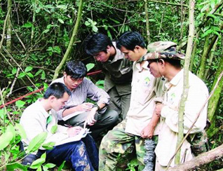 大學生們在鸚哥嶺上開展動植物考察