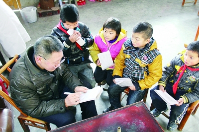 ����ף���ĸ���ѧ����ͨѶԱ ֣������