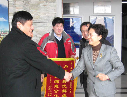   西門子通信系統上海有限公司為吳慧芳（右）送上了錦旗。