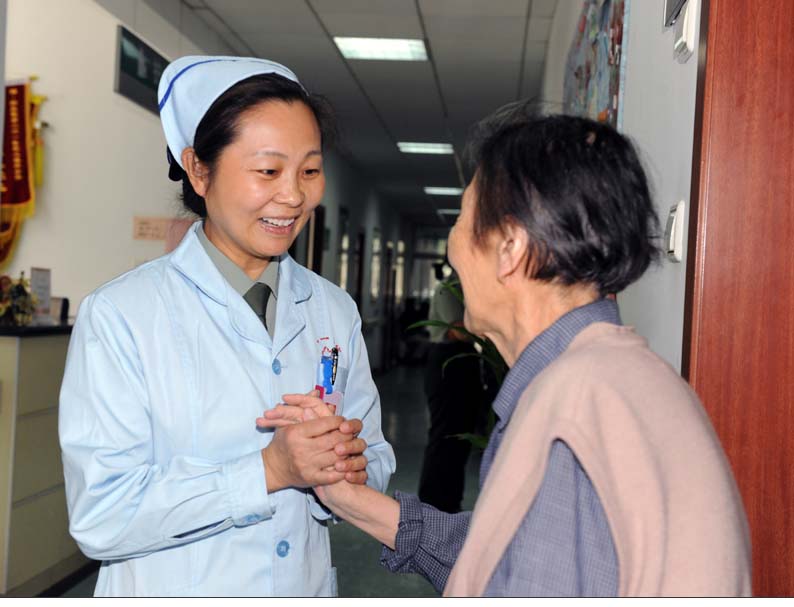 趙紅霞（左）視老年患者如父母般關心照料他們。
