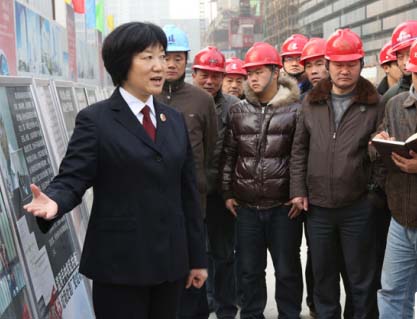   林志梅（左）到工地进行预防宣传。