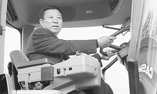 2009年，李鳳山在檢查一輛農用機械。