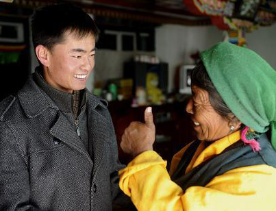 藏族老阿媽卓嘎對張小波豎起大拇指。