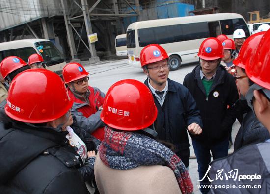 三峽集團工程建設管理局局長洪文浩為採訪團介紹溪洛渡水電站大壩。