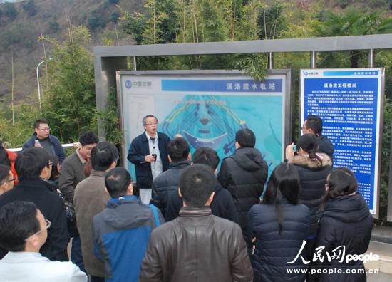 三峽集團工程建設管理局局長洪文浩為採訪團介紹溪洛渡工程概況。