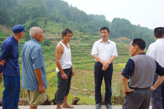 四川省宜宾县委书记王光柱（右三）在乡镇调研