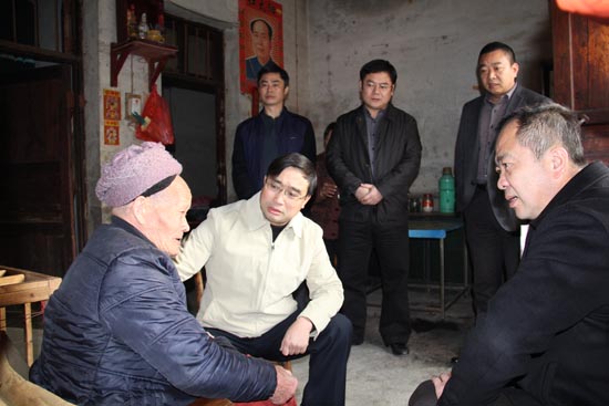 縣委書記謝振華（左二）走村入戶慰問困難群眾