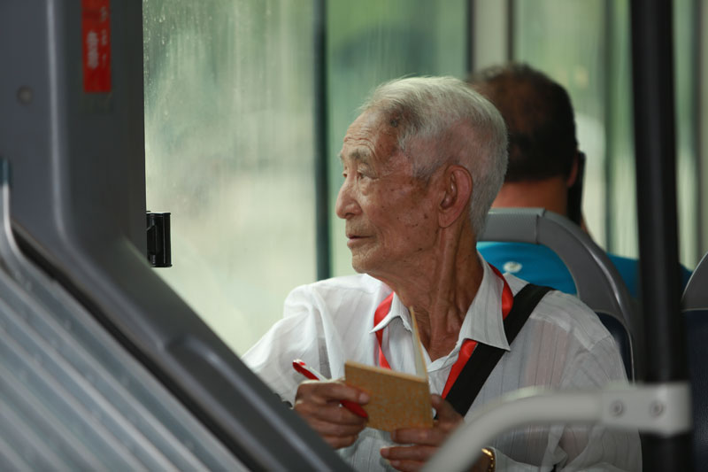 指路隊的首任隊長楊茂林,今年82歲,年紀最長。日常的指路工作,對於楊茂林來說已是輕車熟路,但類似地標不明,名稱不詳的指路問題也會讓老楊困惑茫然。指路隊制定了明確的輪班制度,輪班時間到了,老楊背上自己的背包,開始了新地名的探索之旅。