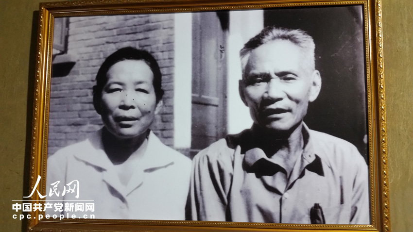 故居內展示的谷文昌夫婦的照片（人民網記者 王金雪 攝）