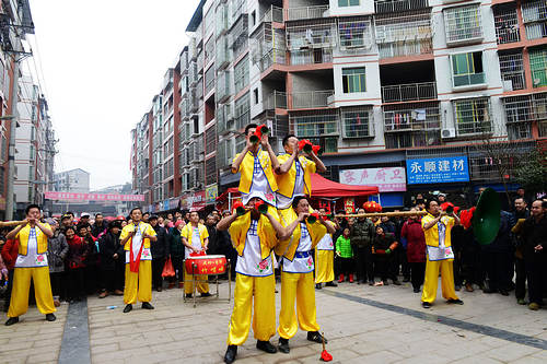 月华镇农民文艺爱好者组成的“竹唢吶组合”正在进行竹唢呐口鼻同奏表演