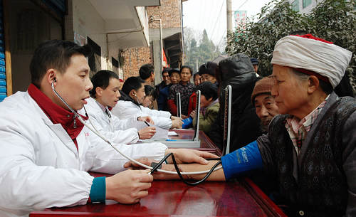 ҽ����Ա�ߴ崮��ΪȺ������