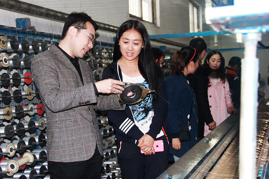 學員們參觀考察連雲港市大學生村官郭長鑫創辦的漁具加工廠。