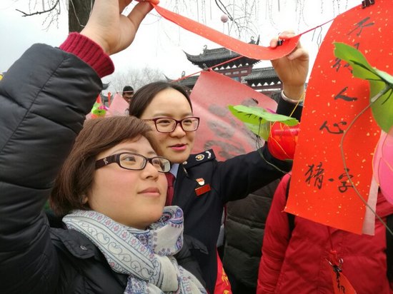江苏南京:党员服务不停歇 巧用灯谜传税法