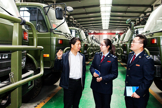 ���ڣ������н�����˰�ֳ�ַ���˰��ְ�ܣ�����Ϊʵ�徭����ʵ˰���Ż����ߡ������չ���⡣ͼΪ3��7�գ�˰����Ա�������ջ����������ŵ�����ҵ�����;�Ӫ���������ʱ�� �㣩