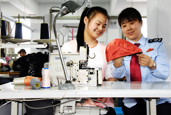 江蘇地稅系統組織 黨員走進小微企業，及時落實各項稅收優惠政策，助推企業健康發展。（冒益慧攝）