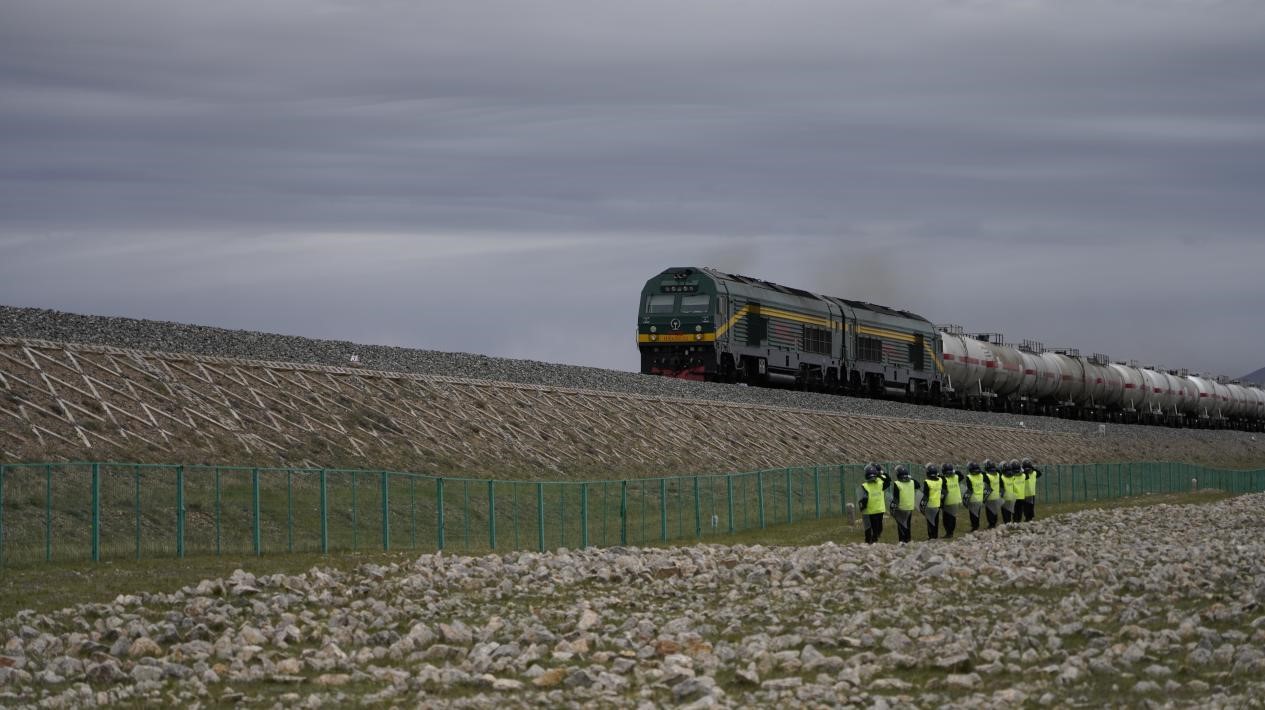 乘坐火车飞驰在青藏铁路，每隔一两公里便能看到窗外的护路队员。看到火车驶过，他们都要面向列车敬礼，如同一尊庄严雕塑般定格在乘客心里。人民网 陈博文 摄