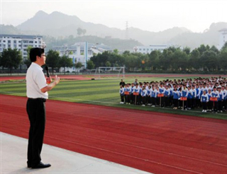 陳立群為台江縣民族中學高三新生作動員講話