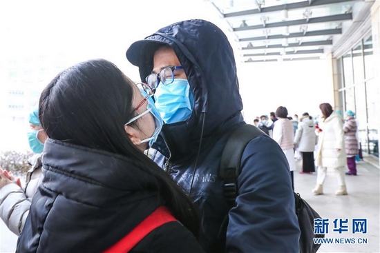 2月6日，北京大學國際醫院的付雪瑩（左）與丈夫張立朋在醫院告別。 當日，北京大學國際醫院支援湖北抗疫國家醫療隊出征武漢。