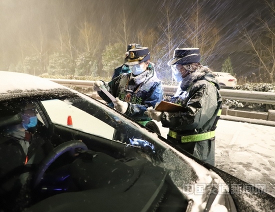2月15日晚上，阜寧迎來了2020年第一場暴雪。阜寧交通疫情防控執勤人員在疫情查控點對過往車輛、人員進行信息登記。