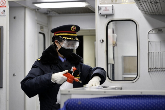 2月14日，T215次北京開往泰州的列車開車前，列車長孫敏面對疫情就是命令，防控就是責任，全力做好列車公共場所的安全防控。