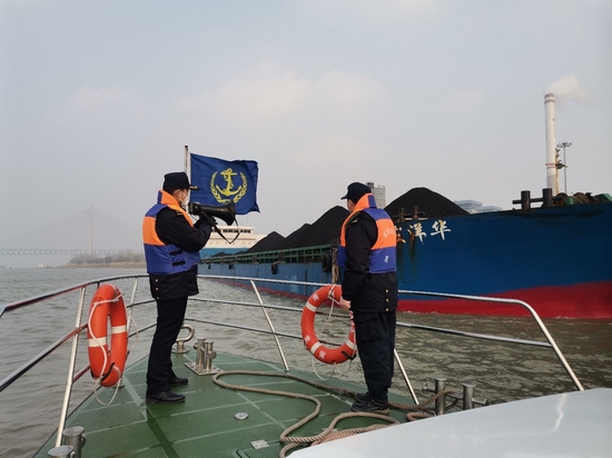 長江海事部門保障疫情防控及民生重點物資安全運輸。