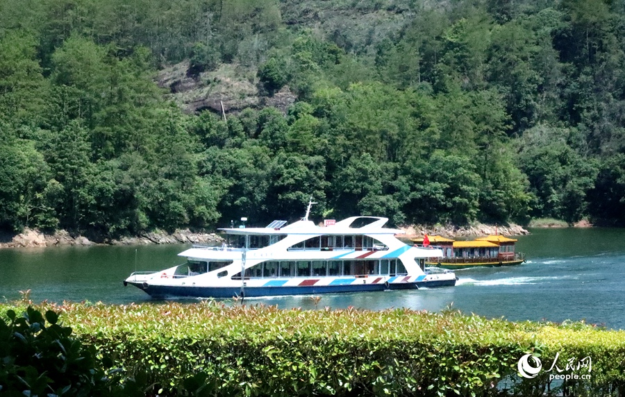 游客乘坐游船在泰寧大金湖景區感受“兩山排闥送青來”的詩情畫意。人民網 葉青卿攝