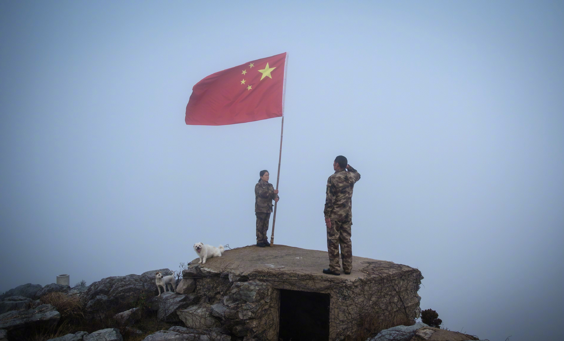 王繼才夫婦在江蘇開山島的最東邊舉行向國旗敬禮儀式（2017年1月1日攝）。新華社記者 李響 攝