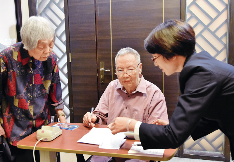 2017年3月21日，盧永根、徐雪賓夫婦二人簽字捐贈880余萬元。 華南農業大學供圖