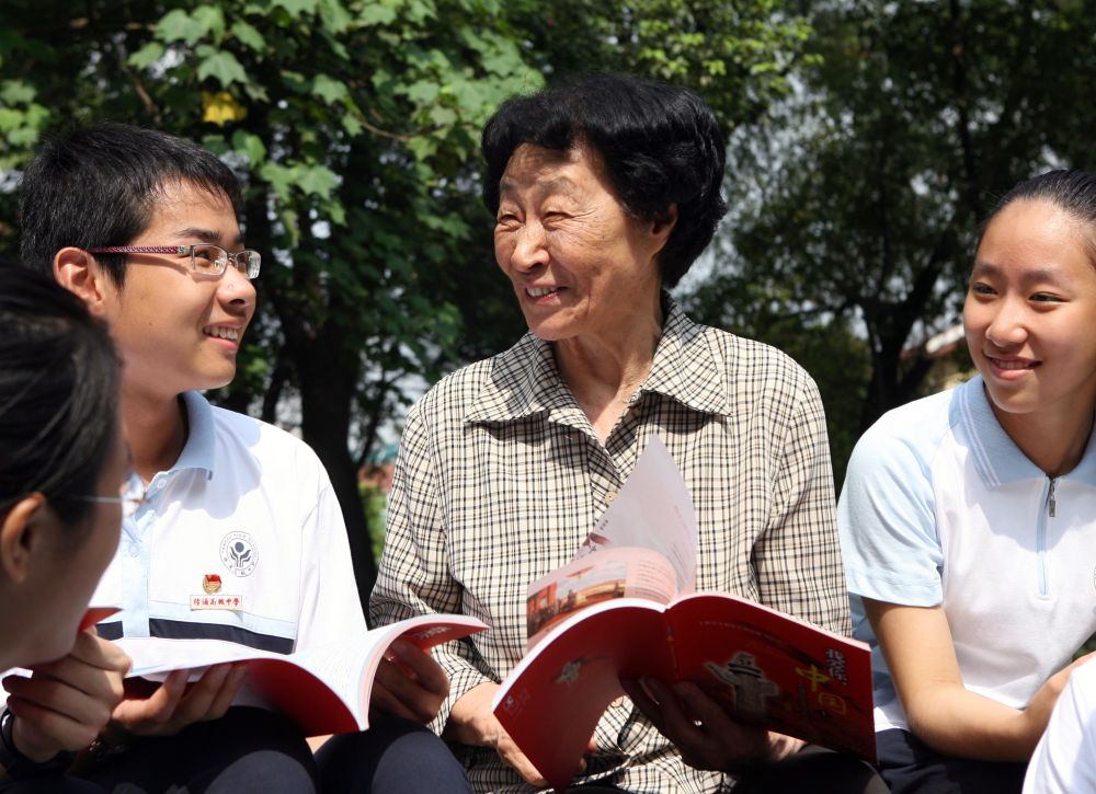 於漪（中）向上海市楊浦高級中學的學生們贈閱自己編寫的新書——愛國文學精品讀本《我愛你，中國》（2009年9月4日攝）。新華社記者 劉穎 攝