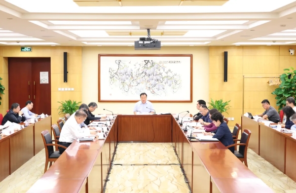 9月18日,全国人大常委会机关党组理论学习中心组开展集体学习研讨。摄影/冯添