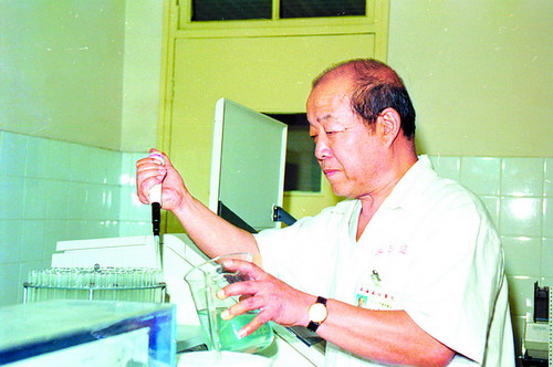 孔宪涛教授在做实验。(资料照片)