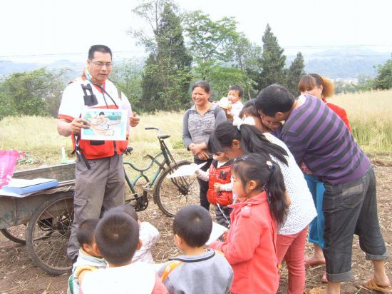 杨海龙参与四川雅安地震救援时，给小朋友做卫生宣传。（受访者供图）