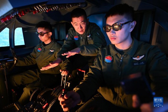 空軍航空兵某團飛行二大隊飛行員開展模擬訓練（2023年2月17日攝）。新華社發（余紅春 攝）