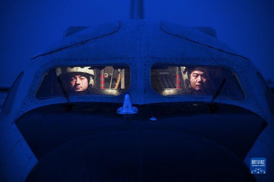 空軍航空兵某團飛行二大隊飛行員准備夜間飛行（2023年2月17日攝）。新華社發（余紅春 攝）