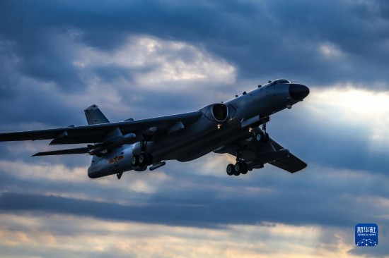 空軍航空兵某團飛行二大隊飛行員駕駛戰機執行任務（2019年7月23日攝）。新華社發（王宇龍 攝）