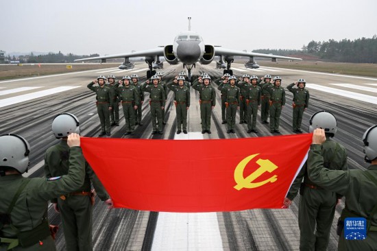 空軍航空兵某團飛行二大隊組織飛行人員向黨旗宣誓（2023年2月18日攝）。新華社發（余紅春 攝）