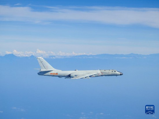 空軍航空兵某團飛行二大隊飛行員駕機繞島巡航（2017年8月12日攝）。新華社發（李文鋒 攝）