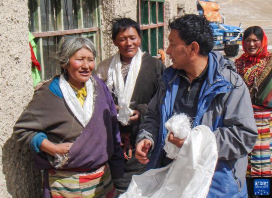 在西藏那曲市申扎縣曲鬆普村駐村期間，邊巴（前右）到群眾家中慰問（資料照片）。新華社發（受訪者供圖）