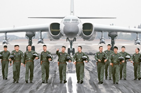 2023年2月18日，空軍航空兵某團飛行二大隊飛行員結束當日飛行訓練。 新華社發 余紅春/攝