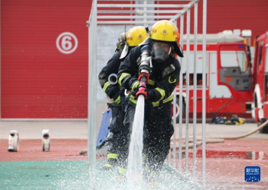 寶塔消防救援站消防員開展縱深滅火救人操訓練（資料照片）。 新華社發