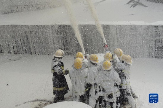 寶塔消防救援站消防員處置延安煉油廠火災（2014年4月26日攝）。 新華社發
