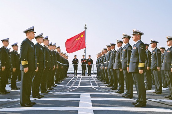 圖為2023年10月，南昌艦官兵舉行儀式，迎接南昌艦入列當天天安門廣場升起的國旗。 海軍政治工作部宣傳局供圖