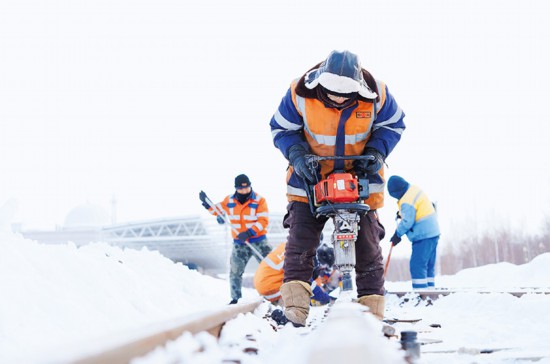 春運期間，交通部門積極採取保障措施，做好清雪除冰和旅客出行組織工作。圖為2024年1月23日，中國鐵路哈爾濱局集團有限公司佳木斯工務段前進鎮線路車間撫遠工區班組成員在撫遠站附近進行冬季線路凍害檢修作業。 新華社記者 王鬆/攝