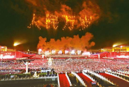 2019年10月1日晚，慶祝中華人民共和國成立70周年聯歡活動在北京天安門廣場盛大舉行。圖為絢麗煙花排列出了“人民萬歲”的字樣。 新華社記者 蘭紅光/攝