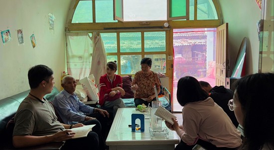 支教帮扶队员深入学生家中开展走访调研