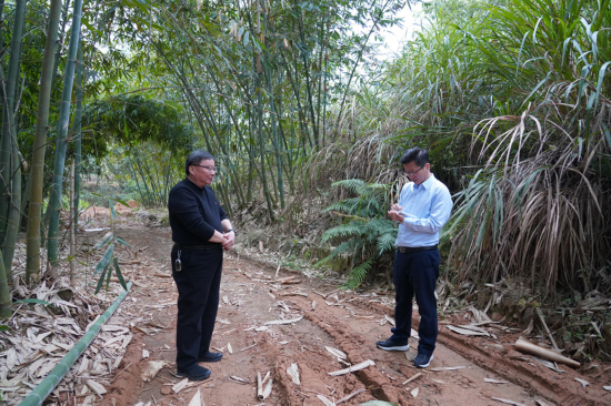 南靖县龙山镇党委书记冯志坚到该镇坪埔村走访时，把了解到的问题记录到“随访笔记”里。南靖县融媒体中心供图