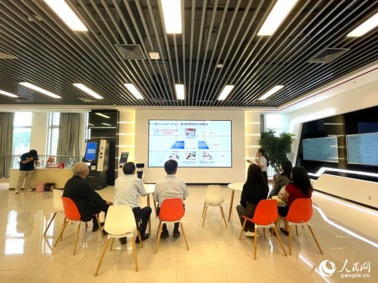 調研團一行在廈門軟件園三期交流學習。人民網記者 陳藍燕攝