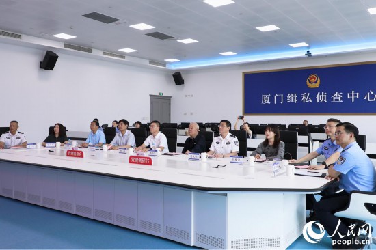 調研團在廈門海關緝私局調研。人民網 李唯一攝